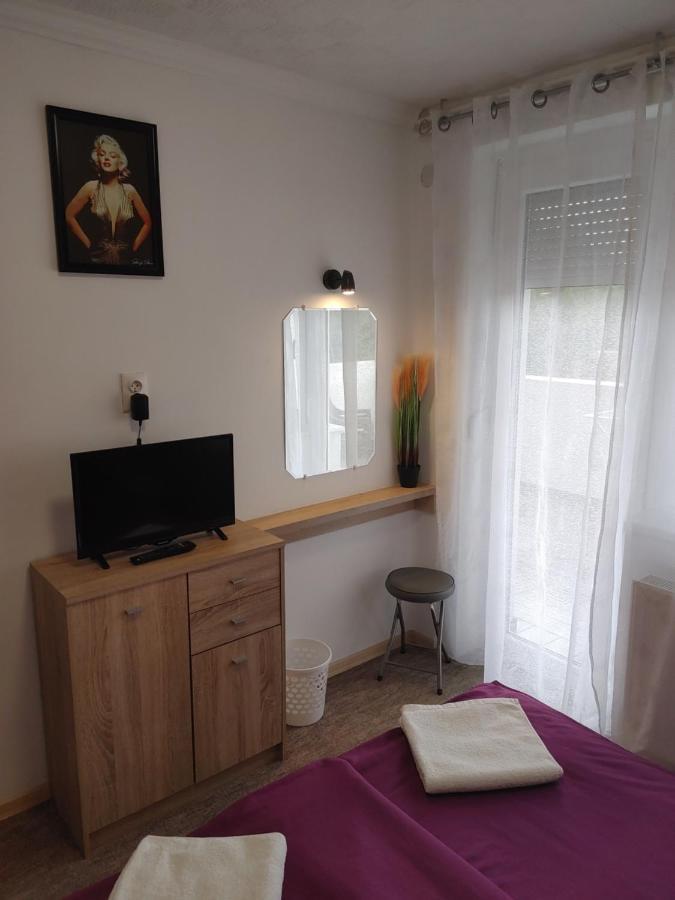 Fiesta Apartman Miskolc Esterno foto